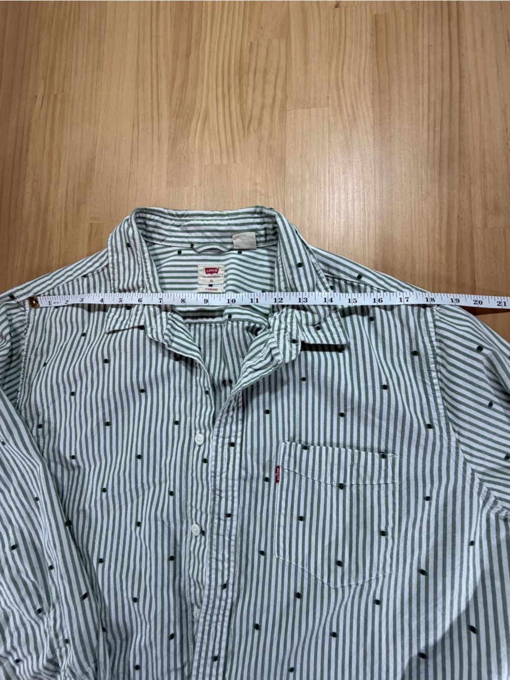 Levi's Men's White Shirt with Black Pinstripes and Black Dot Accents B11 - Picture 5 of 11